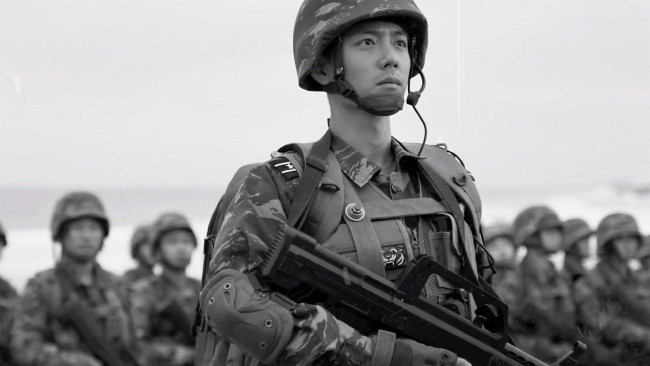 Обои картинки фото кино фильмы, ace troops, гу, ие, форма, сослуживцы, оружие, каска