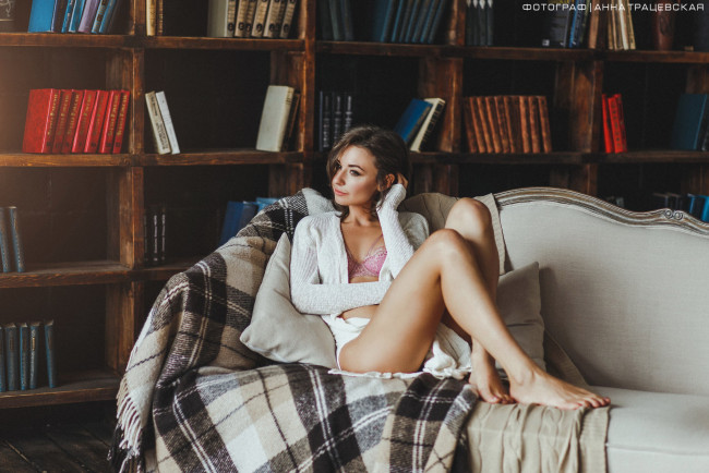 Обои картинки фото девушки, - брюнетки,  шатенки, шатенка, диван, книги