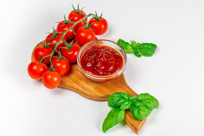 Обои картинки фото еда, помидоры, базилик, соус, томатный