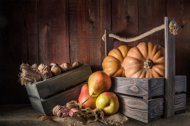Обои картинки фото еда, натюрморт, осень, листья, стол, доски, веревка, тыквы, фрукты, орехи