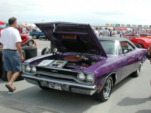 Картинка plymouth road runner gtx автомобили выставки уличные фото