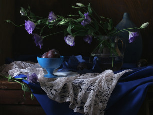Картинка ира быкова эустома сливы синей креманке еда натюрморт