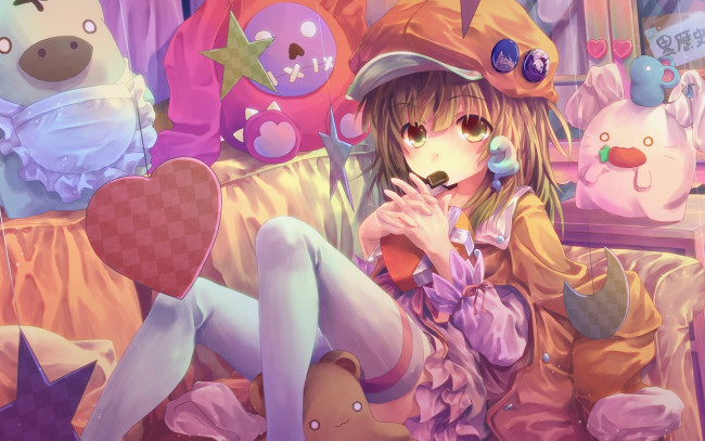 Обои картинки фото аниме, bakemonogatari, девушка, sengoku nadeko, шляпа, пиджак, игрушки, диван, подушка, платье