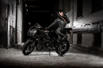 Картинка мотоциклы мото+с+девушкой honda хонда кошка черный