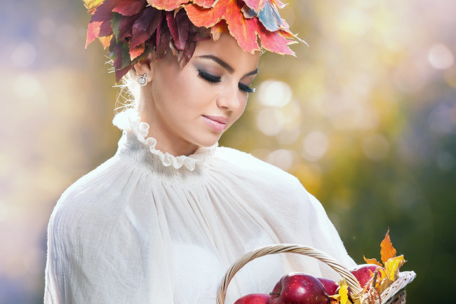 Обои картинки фото девушки, -unsort , лица,  портреты, волосы, модель, взгляд, девушка, корзинка, фрукты, листья, ресницы, яблоки