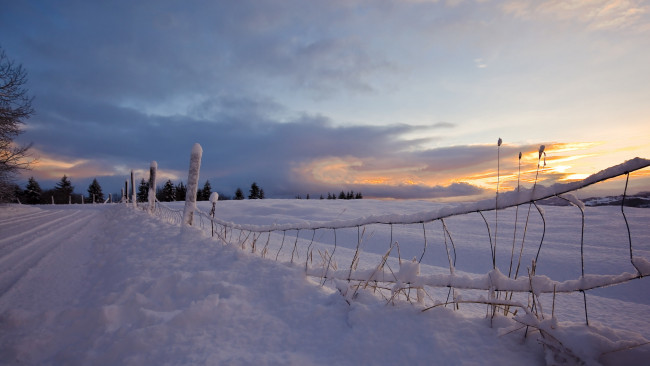 Обои картинки фото природа, зима, закат, забор, снег, дорога