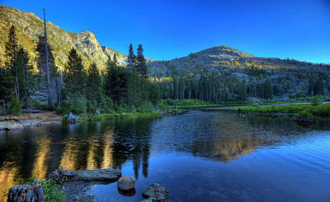 Обои картинки фото природа, реки, озера, деревья, лес, закат, камни, небо, отражение, горы, озеро