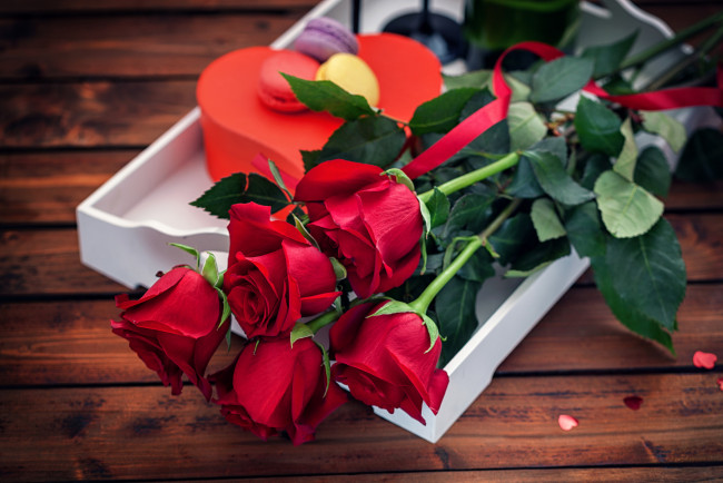 Обои картинки фото цветы, розы, конфетти, пирожные, сердце, коробка, букет, поднос, доски, праздник