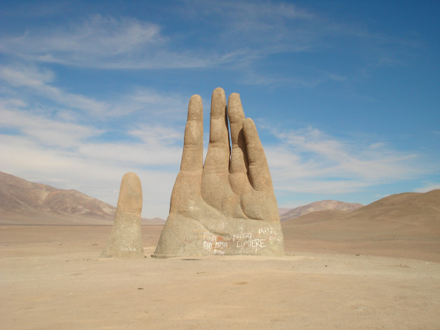 Обои картинки фото города, - памятники,  скульптуры,  арт-объекты, гигантская, рука, мано-де-десьерто, в, пустыне, атакама, Чили