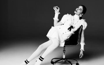 Картинка девушки olivia+culpo платье брюнетка колготки кресло черно-белая