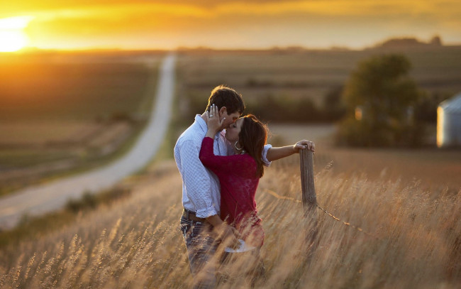 Обои картинки фото разное, мужчина женщина, парень, девушка, поле, дорога, изгородь, поцелуй