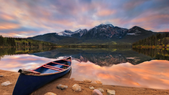 Обои картинки фото корабли, лодки,  шлюпки, закат, лодка, горы, озеро