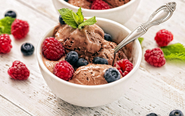 Обои картинки фото еда, мороженое,  десерты, шоколадное, малина