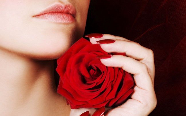 Обои картинки фото разное, губы, роза, рука, красная, девушка