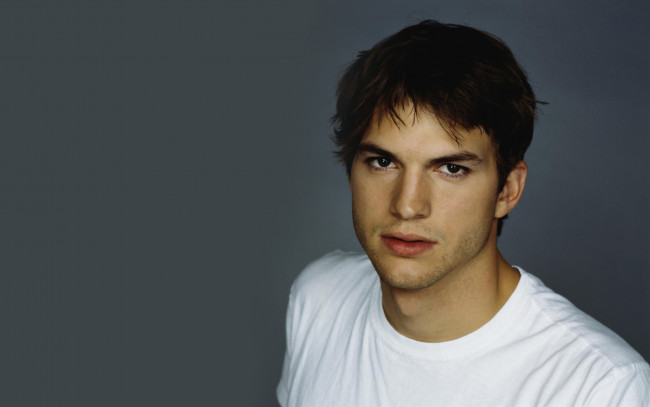 Обои картинки фото мужчины, ashton kutcher, щетина, майка