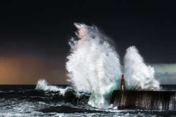 Картинка природа стихия пасмурно красиво брызги волна маяк волнорез море