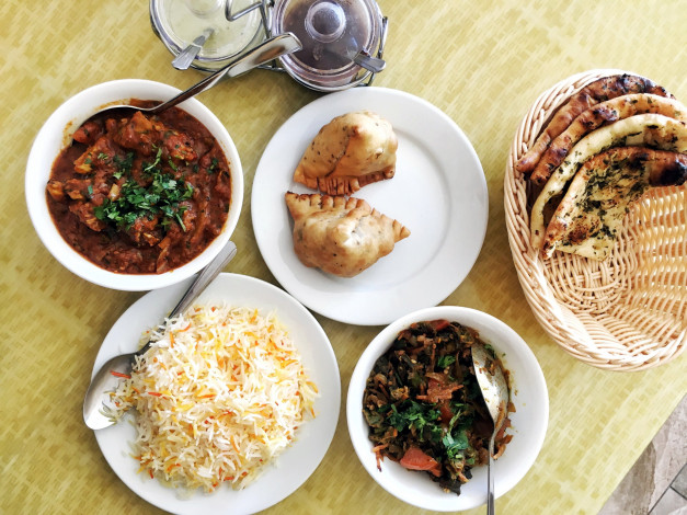 Обои картинки фото еда, разное, лепешки, салат, индийская, кухня, суп, рис