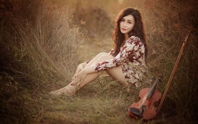 Обои картинки фото девушки, - азиатки, трава, азиатка, скрипка