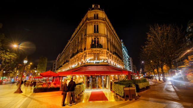Обои картинки фото города, париж , франция, fouquets, paris, исторический, элитный, пивной, ресторан, париж, огни, ночь, город, елисейские, поля, trey, ratcliff
