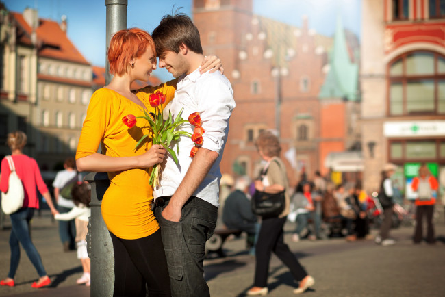 Обои картинки фото разное, мужчина женщина, пара, свидание, цветы, город, столб