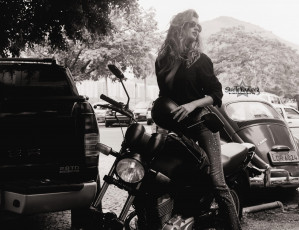 Картинка мотоциклы мото девушкой джинсы очки блондинка