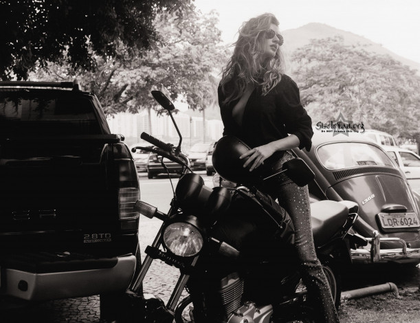 Обои картинки фото мотоциклы, мото, девушкой, джинсы, очки, блондинка