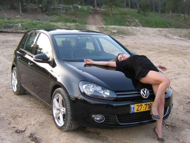 Обои картинки фото автомобили, авто, девушками, лежит, девушка, фольцваген