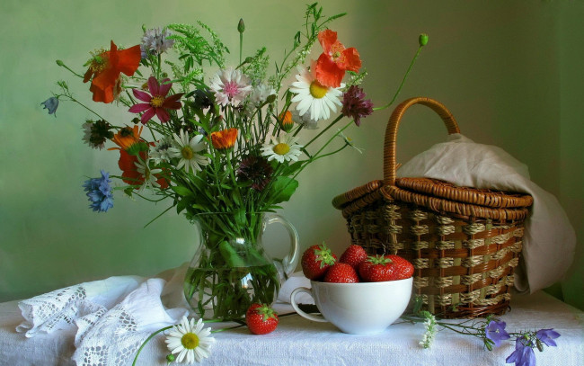 Обои картинки фото еда, натюрморт, полевые, цветы, клубника, корзинка
