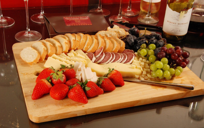 Обои картинки фото еда, разное, сыр, колбаса, виноград, клубника