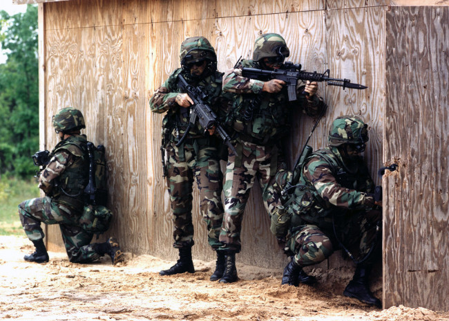 Обои картинки фото оружие, армия, спецназ, солдаты, стена, автоматы