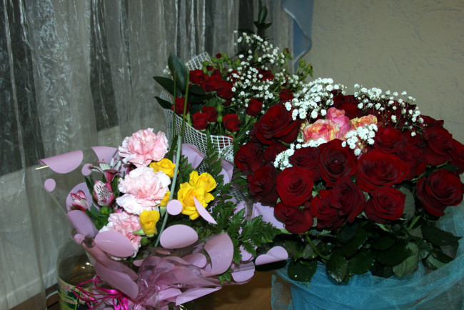 Обои картинки фото цветы, букеты,  композиции, гвоздики, розы