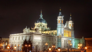 Картинка города барселона+ испания собор фонари вечер