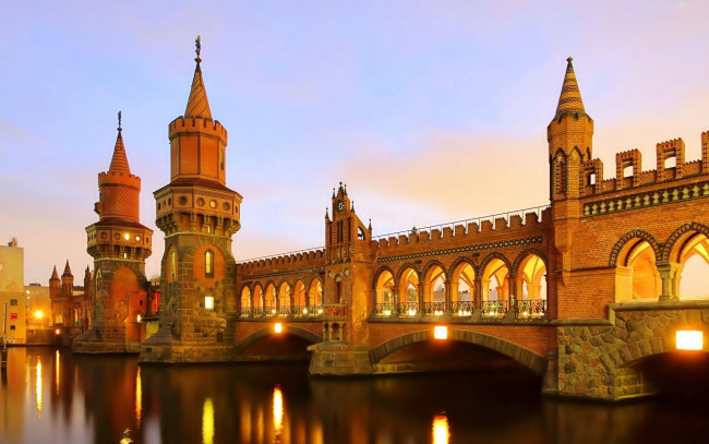 Обои картинки фото города, берлин , германия, вечер, башни, мост, река, отражение