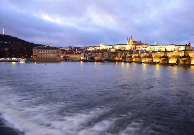 Обои картинки фото города, прага , Чехия, река, освещение, здания, мост