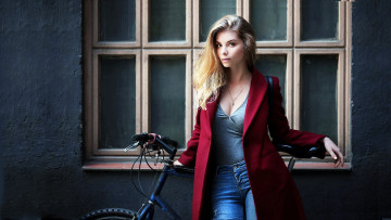 Картинка девушки -unsort+ блондинки +светловолосые темный фон пальто велосипед