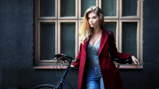 Обои картинки фото девушки, -unsort , блондинки,  светловолосые, темный, фон, пальто, велосипед