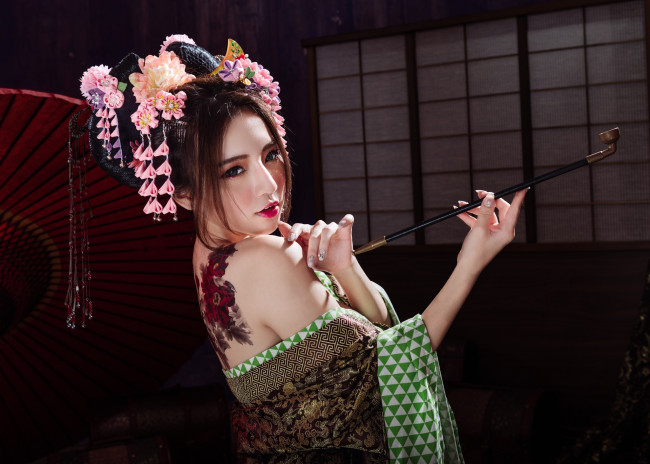 Обои картинки фото девушки, - азиатки, украшения, тату, кимоно, трубка