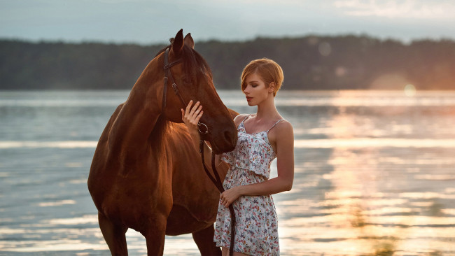 Обои картинки фото анастасия жилина, девушки, анастасия, жилина, лошадь, конь, река, вода, закат, красотка, девушка, модель, рыжеволосая, поза, стройная, сексуальная, флирт