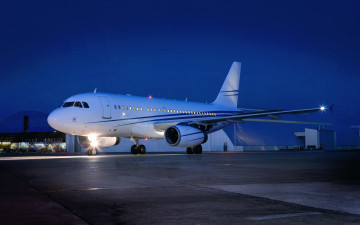 Картинка авиация пассажирские+самолёты корпоративный самолет airbus 319 пассажирский ночь авиалайнер аэропорт