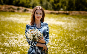 Картинка девушки -+брюнетки +шатенки шатенка рубашка букет цветы ромашки поле