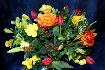 Картинка цветы букеты композиции тюльпаны фрезии альстромерия розы