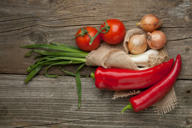 Обои картинки фото еда, овощи, натюрморт, перец, помидоры, лук