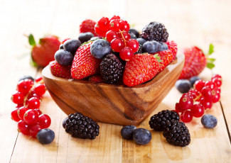 Картинка еда фрукты +ягоды ежевика клубника ягоды миска красная смородина голубика