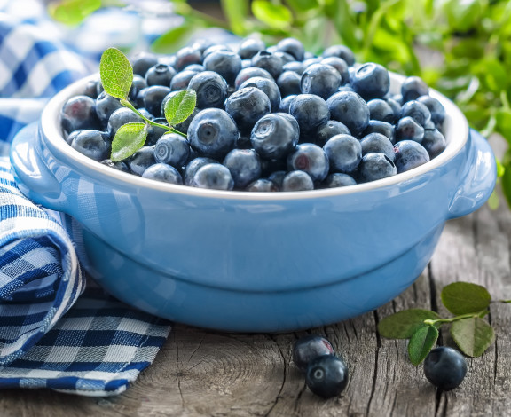 Обои картинки фото еда, голубика,  черника, napkin, bowl, leaves, blueberries, салфетка, миска, fresh, berries, листики, черника, свежие, ягоды
