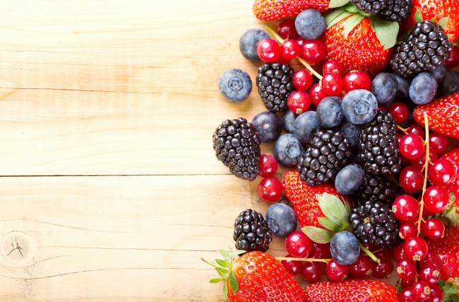 Обои картинки фото еда, фрукты,  ягоды, клубника, ежевика, голубика, красная, смородина, ягоды