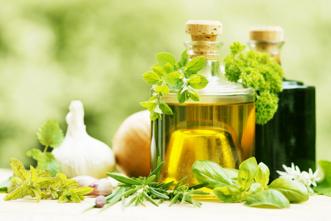 Обои картинки фото еда, разное, garlic, fresh, herbs, чеснок, зелень, оливковое, масло, olive, oil