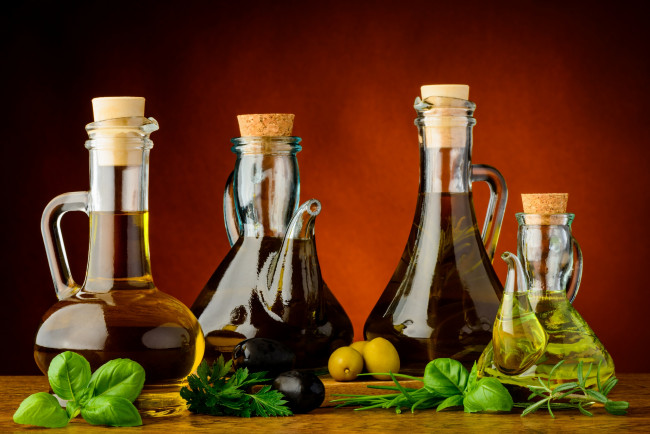 Обои картинки фото еда, разное, olives, зелень, оливки, оливковое, масло, herbs, olive, oil