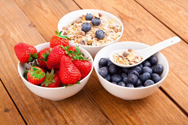 Обои картинки фото еда, разное, здоровый, завтрак, мюсли, с, молоком, и, фруктами, ягодами, хлопья