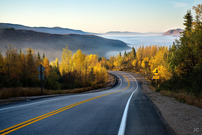 Обои картинки фото природа, дороги, дымка, лес, горы, осень