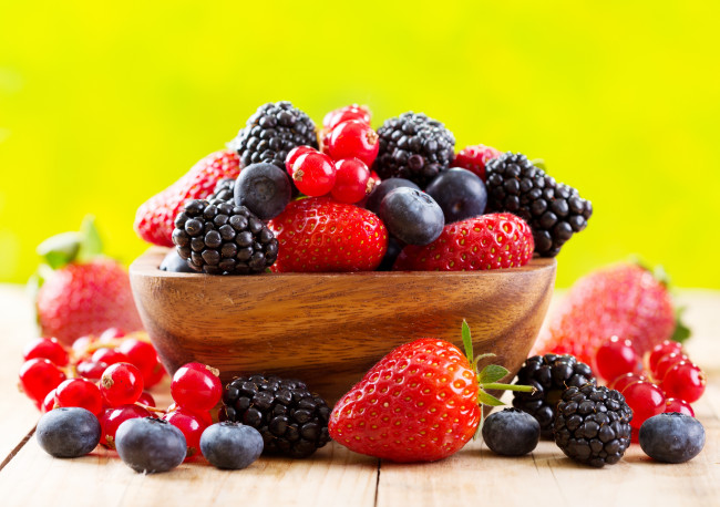 Обои картинки фото еда, фрукты,  ягоды, миска, красная, смородина, голубика, ягоды, клубника, ежевика